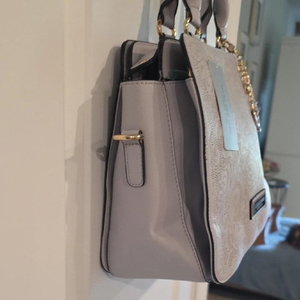 Elegant Cream Handbag with Gold Accents‎